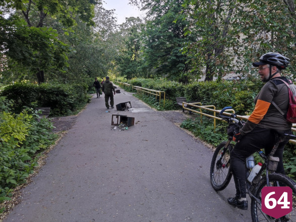 В Саратове вандалы разбросали по аллее мусорные баки