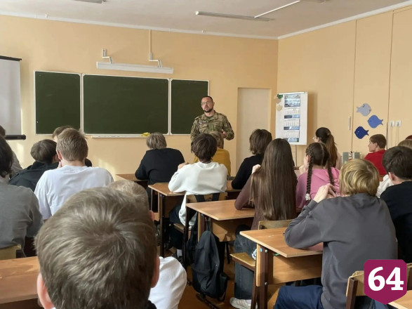 Саратовские поисковики показали детям находки с «Вахты памяти»