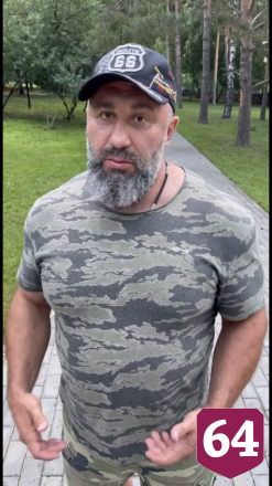 Саратовскому силачу на спортплощадке девушка села на шею