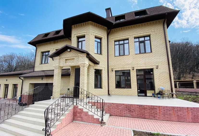 В Саратове за 40 миллионов продают окруженный лесом дом