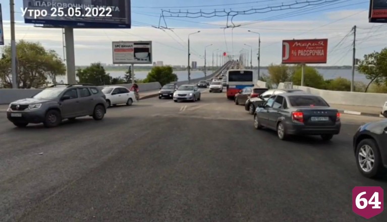 В Саратове после критики Бусаргина устранили провал перед мостом