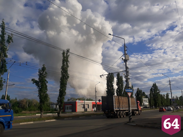 Под Саратовом крупный пожар уничтожил склад
