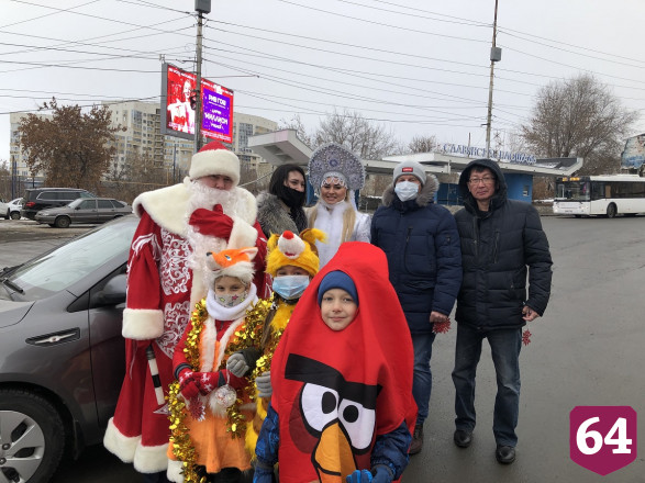 Саратовские полицейские переоделись в костюмы Деда Мороза и Снегурочки 