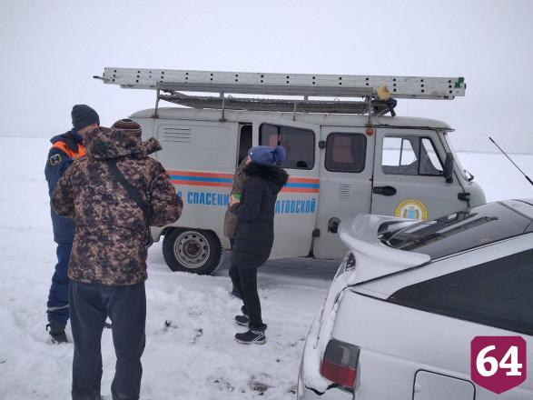 В сугробе под Саратовом застряли автомобили с ребенком и беременной 