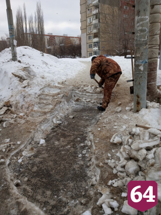Житель Саратова чистит улицы от снега «из любви к городу»