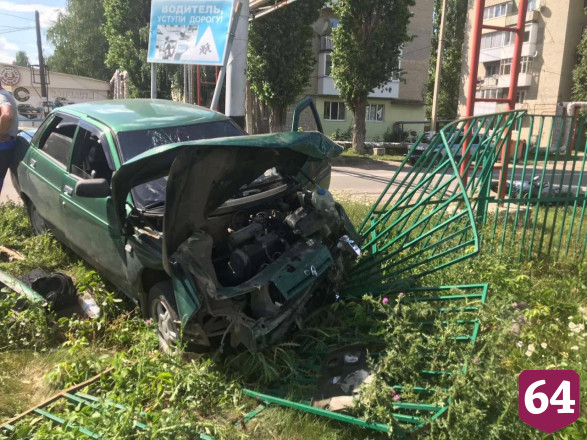 «Лада» пробила забор после ДТП с мотоциклом под Саратовом