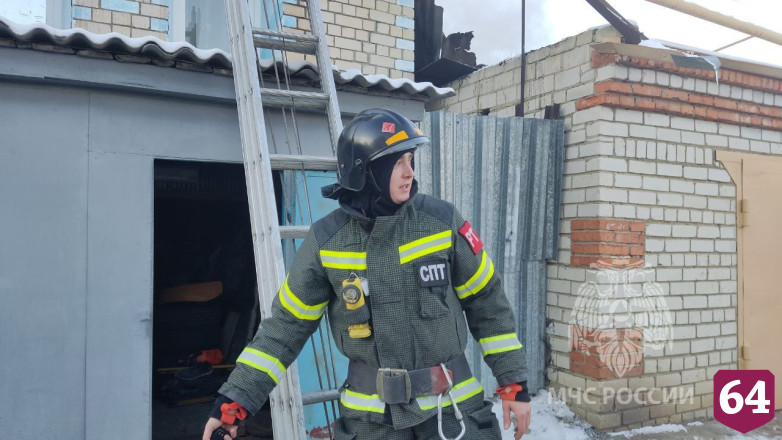 В Саратове отбивают от огня два дома 