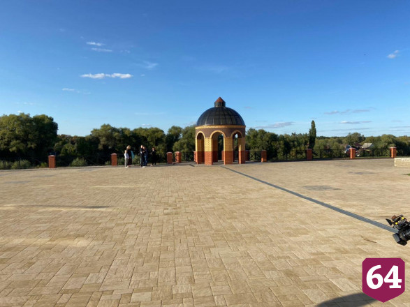 Городской набережной стали посвящать стихи