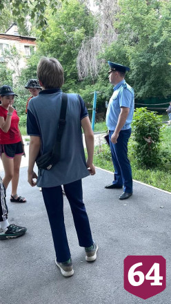 В Саратове ребенок травмировался при падении с козырька подъезда