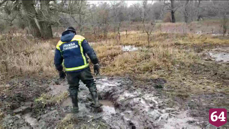 Спасатели вытащили 3 застрявшие машины с рыбаками