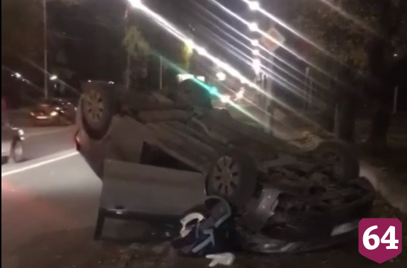 В Саратове автомобиль перевернулся на крышу 