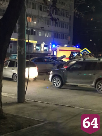 В аварии у саратовского вокзала иномарки вынесло на тротуар