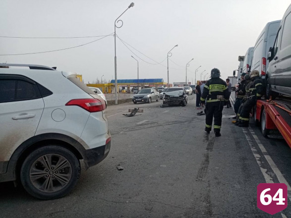 Два человека покалечились в ДТП с автовозом под Саратовом