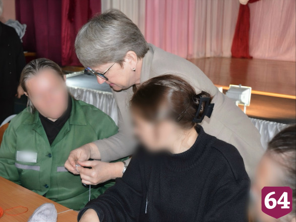 Заключенные в женской колонии Саратовской области вяжут пледы для дома малютки