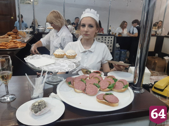 Саратовцы на премьеру «Комбинации» приехали на вишневой «девятке»