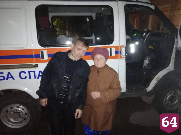 Спасатели вывели из леса под Саратовом заблудившегося мужчину