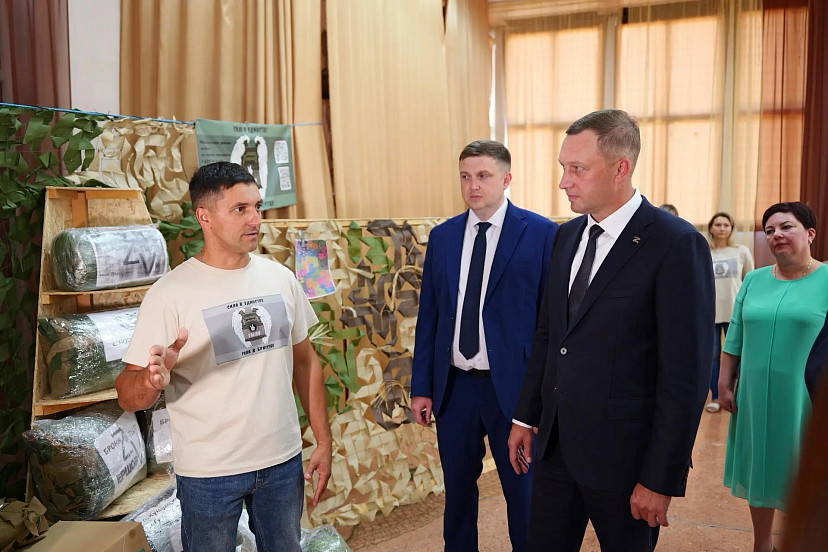 Роман Бусаргин поблагодарил ершовских волонтеров за труд и патриотизм