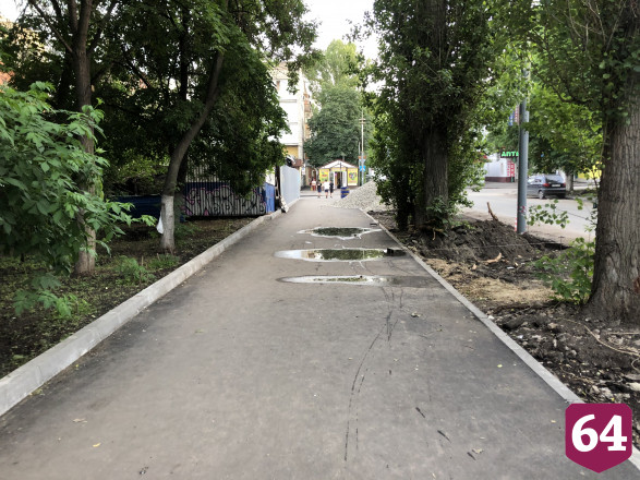 На новом асфальте в центре Саратова не сохнут лужи