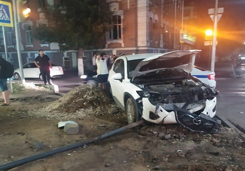 В Саратове автомобили выбросило на тротуар у кафе после ДТП