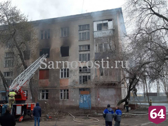 В Саратове полыхает расселенный дом