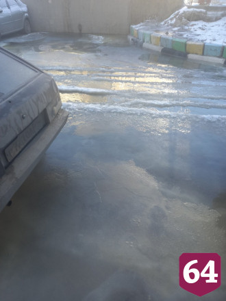В Саратове двор из-за коммунальной аварии превратился в каток