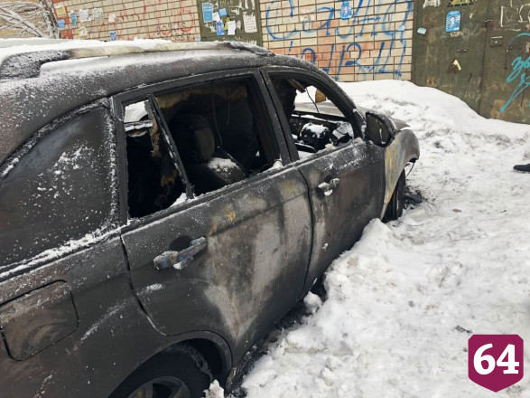 В Саратове пожарные тушили иномарку