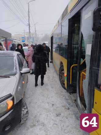На остановке в Саратове на глазах пассажиров в автобусе разбили стекла