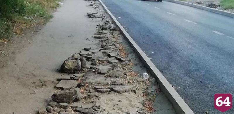Саратовцы жалуются на разбитые после ремонта дорог тротуары
