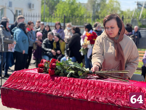 Саратовцы простились с погибшим в спецоперации Владиславом Федоровым 