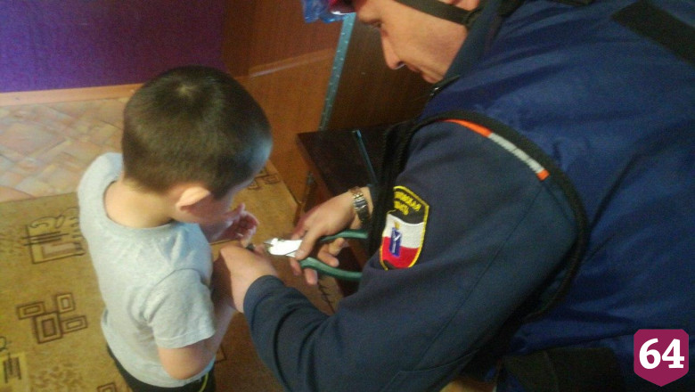 Спасатели сняли пластиковое кольцо с распухшего пальца ребенка