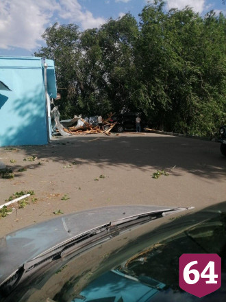 В Саратове крыша магазина «Красное и Белое» рухнула на две машины