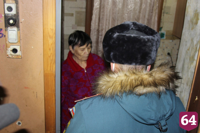 На пожаре в подвале саратовской пятиэтажки спасли бомжа