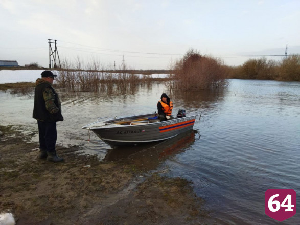 В Саратовской области паводковые воды подтопили мост