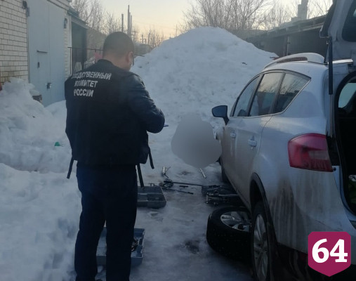 Под Саратовом мужчину во время ремонта раздавил автомобиль