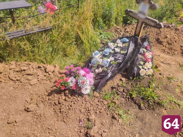 На кладбище под Саратовом могилы завалили горами глины