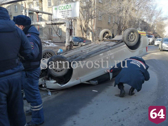 На улице Лунной перевернулась на крышу «Приора» с водителем