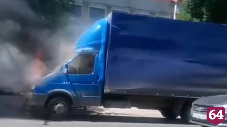 В Саратове водитель полыхающего грузовика обжег лицо и руки