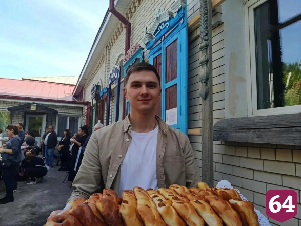 На саратовском фестивале самоваров кормили пловом и катали на ослике