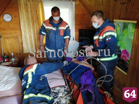 Под Саратовом мужчина упал со второго этажа дачного дома 