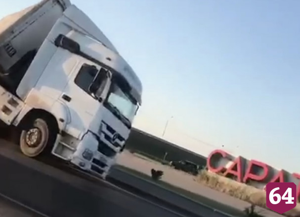 У стелы «Саратов» завалился на бок грузовик