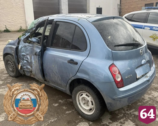 В Саратовской области иномарка врезалась в дерево у АЗС