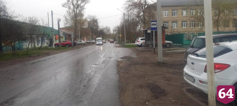 Под Саратовом пенсионерка выпала из автобуса на остановке 