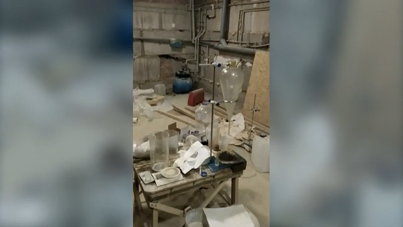 Приятели развернули нарколабораторию в подвале частного дома 