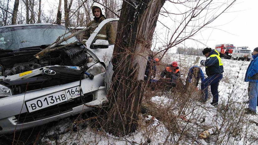 Под Саратовом трое мужчин покалечились в вылетевшей в кювет «Приоре»