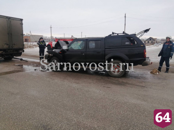 Под Саратовом иномарка протаранила фургон с газировкой