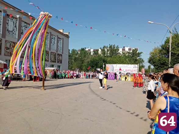 В Энгельсе провели парад национальностей 