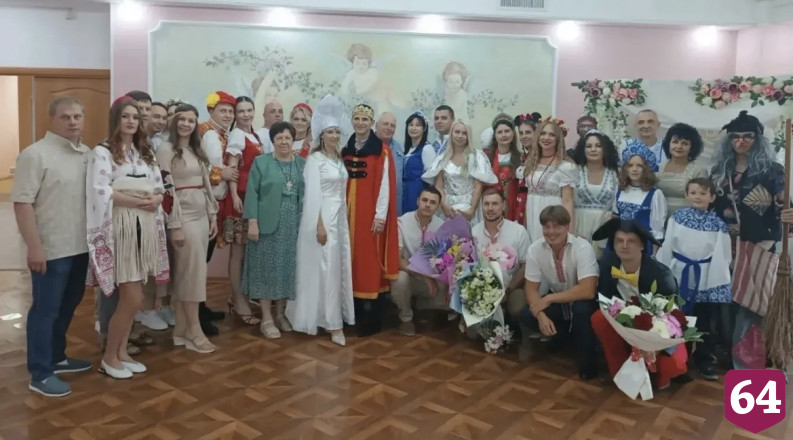 В саратовском ЗАГСе поженили «царевича» и «царевну»