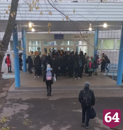 Саратовских школьников вынуждают стоять на холоде в очереди