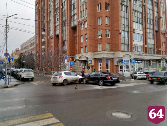  У саратовского правительства столкнулись иномарки  