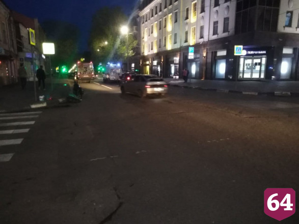 В центре Саратова подросток на мотоцикле протаранил такси